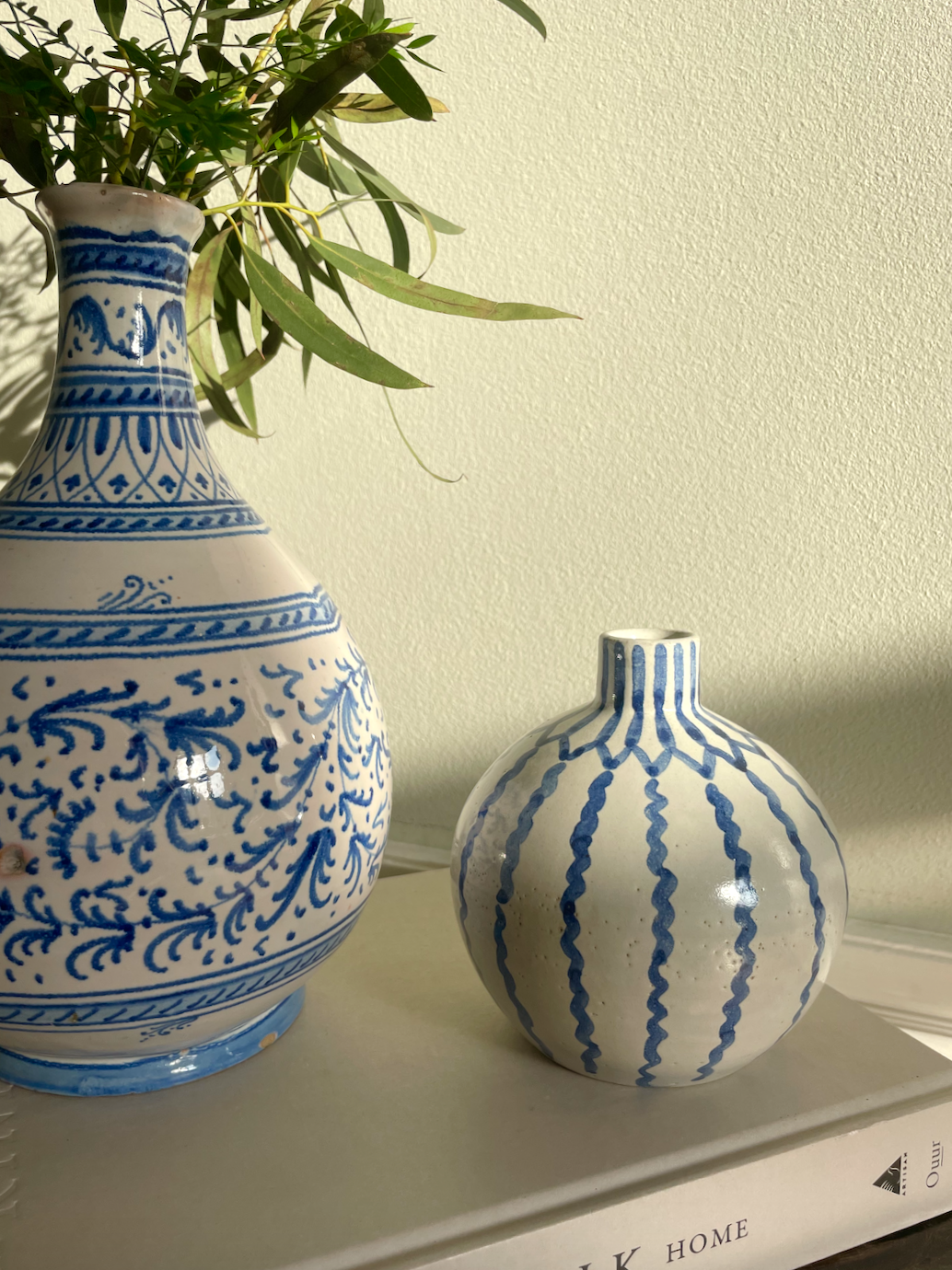 Rund unika vase med håndmalede deltajer