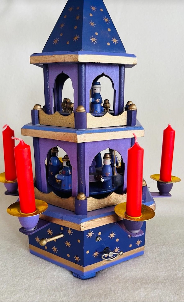 Gammel håndmalet 3-etagers Weihnachtspyramide med musik / Julekarrusel Lilla