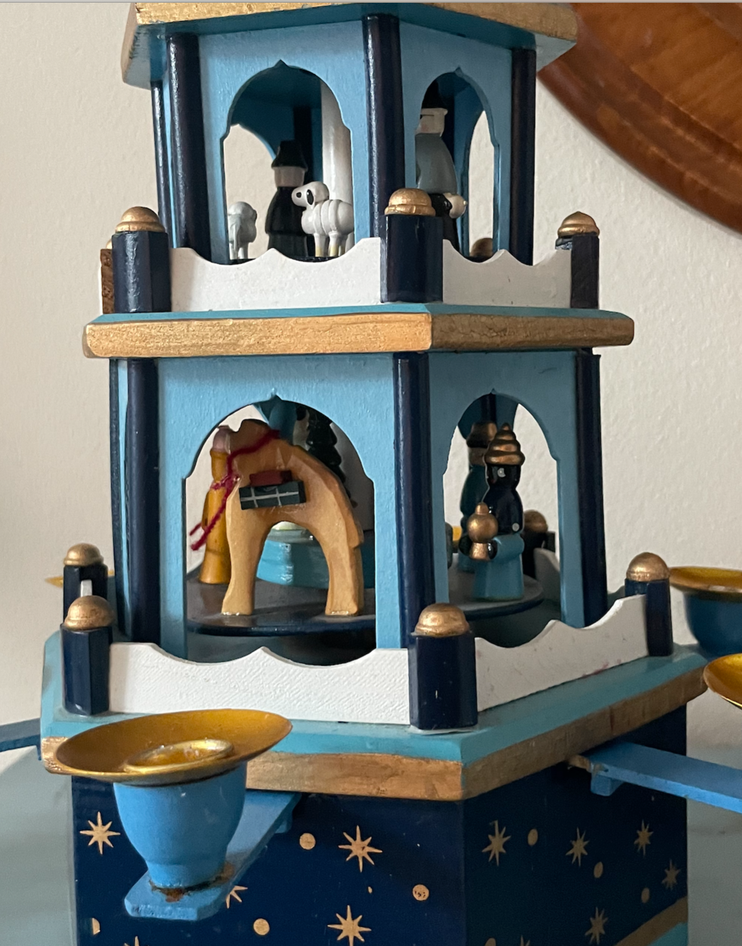 Blå 3-etagers Weihnachtspyramide med musikdåse / Julekarrusel