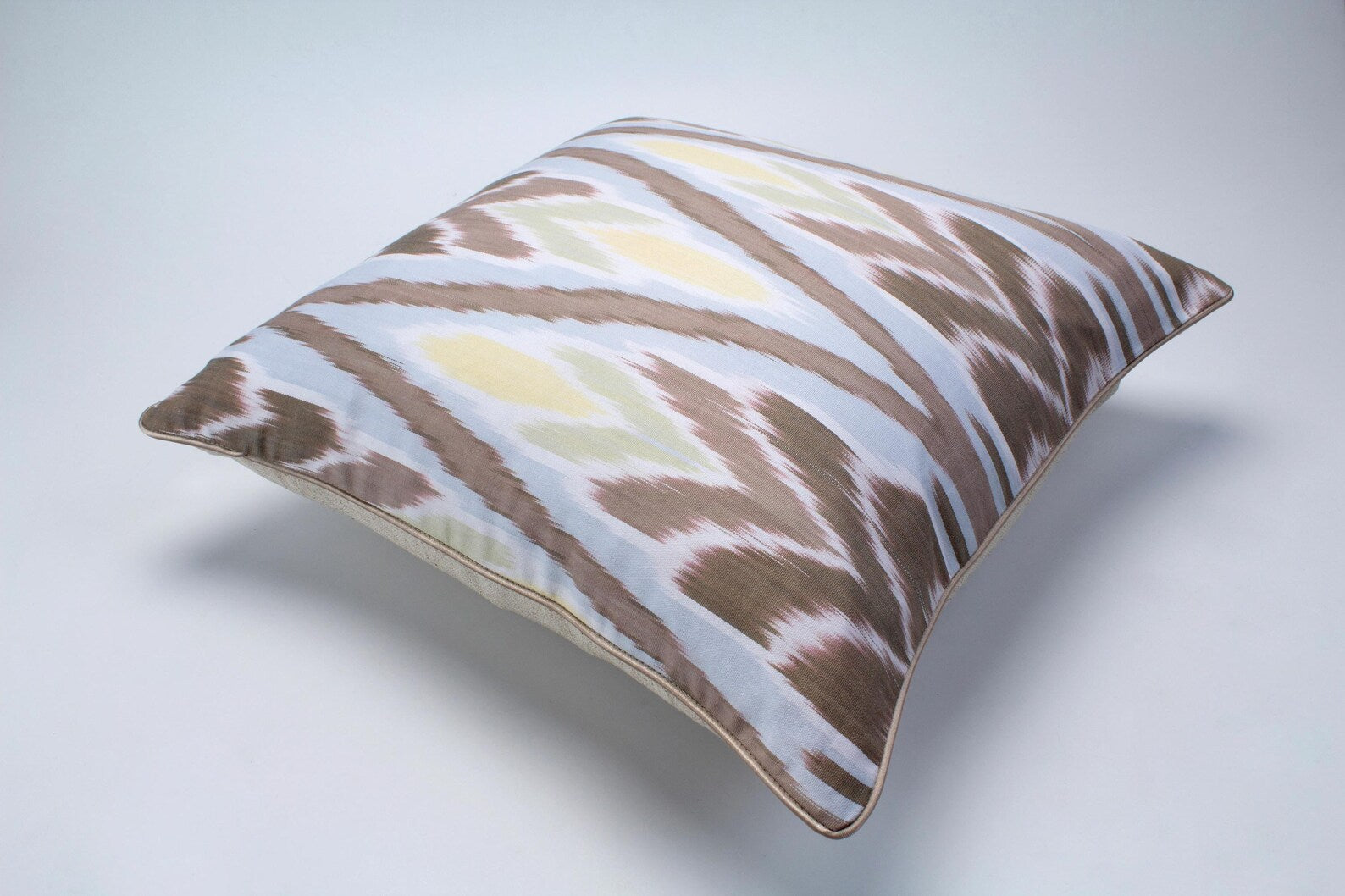 Håndvævet Ikat pude no. 3