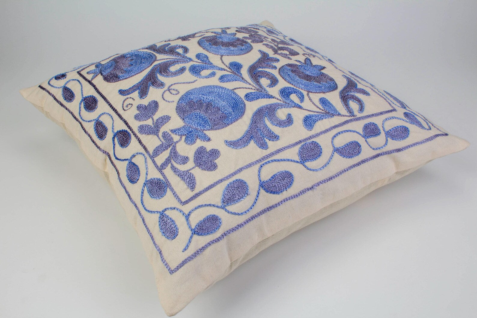 Håndbroderet Suzani pude no. 1