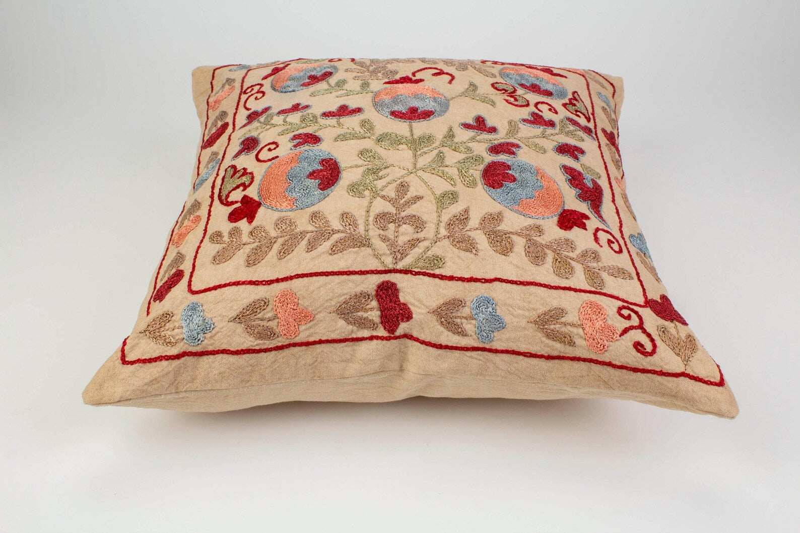 Håndbroderet Suzani pude no. 2