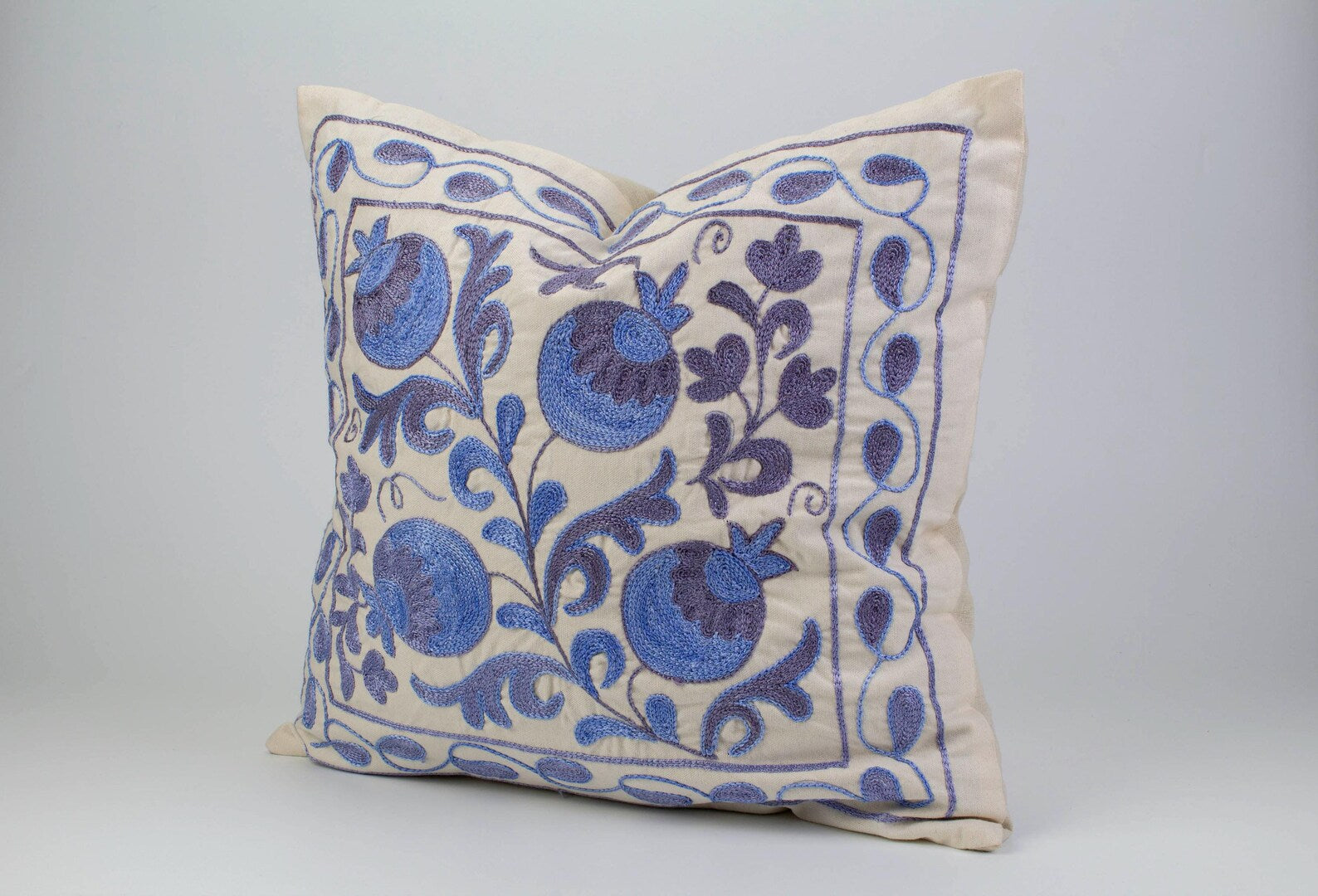 Håndbroderet Suzani pude no. 1