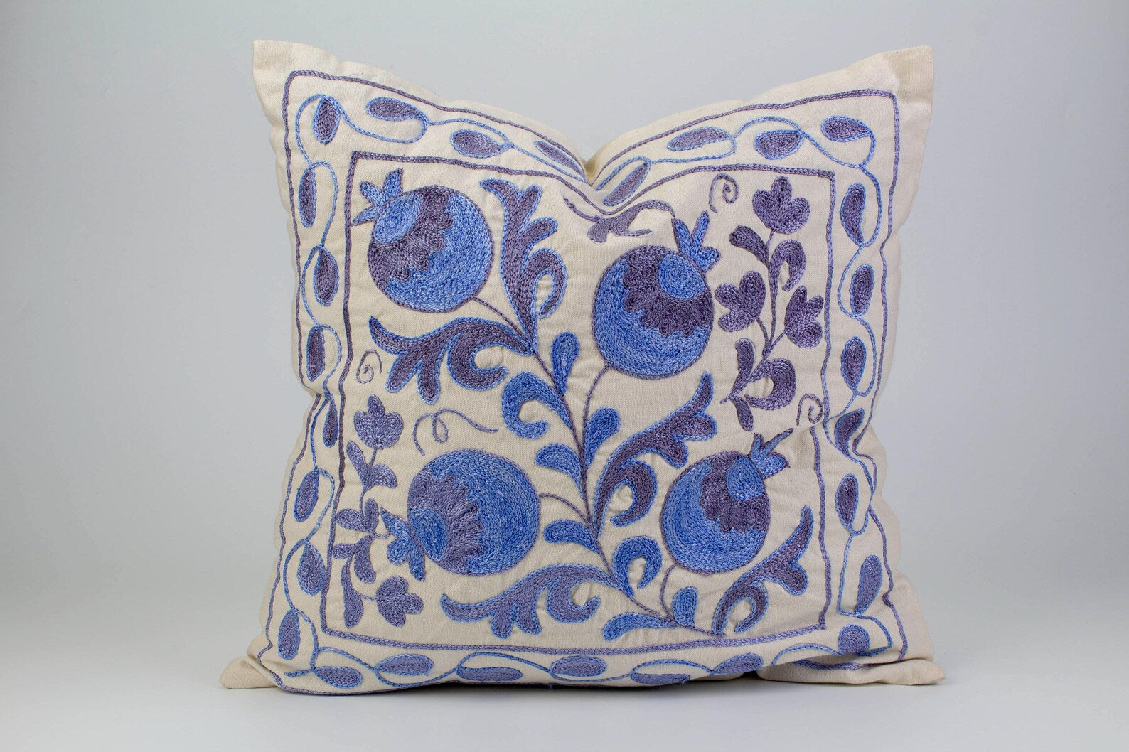 Håndbroderet Suzani pude no. 1