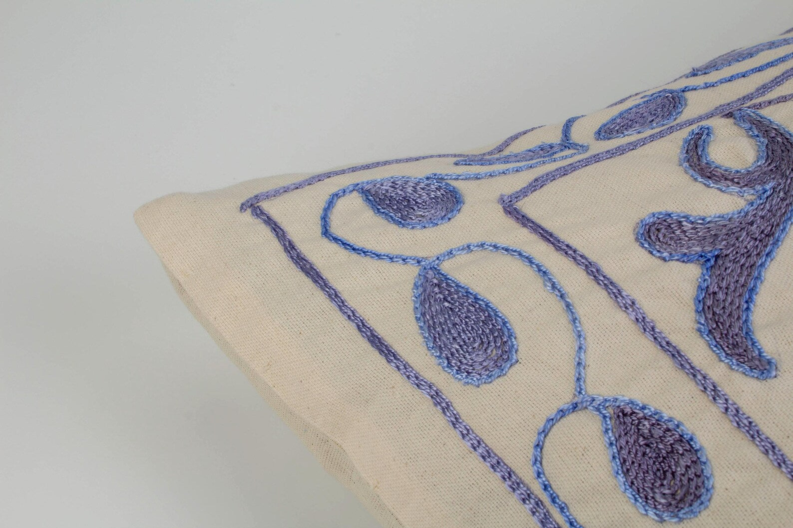 Håndbroderet Suzani pude no. 1