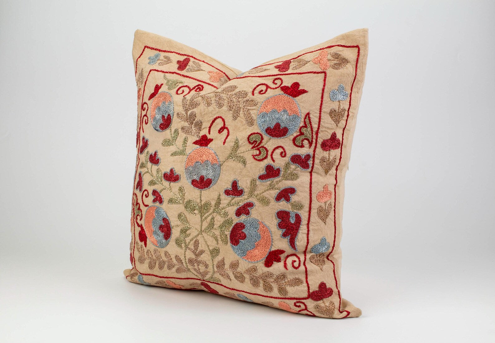 Håndbroderet Suzani pude no. 2