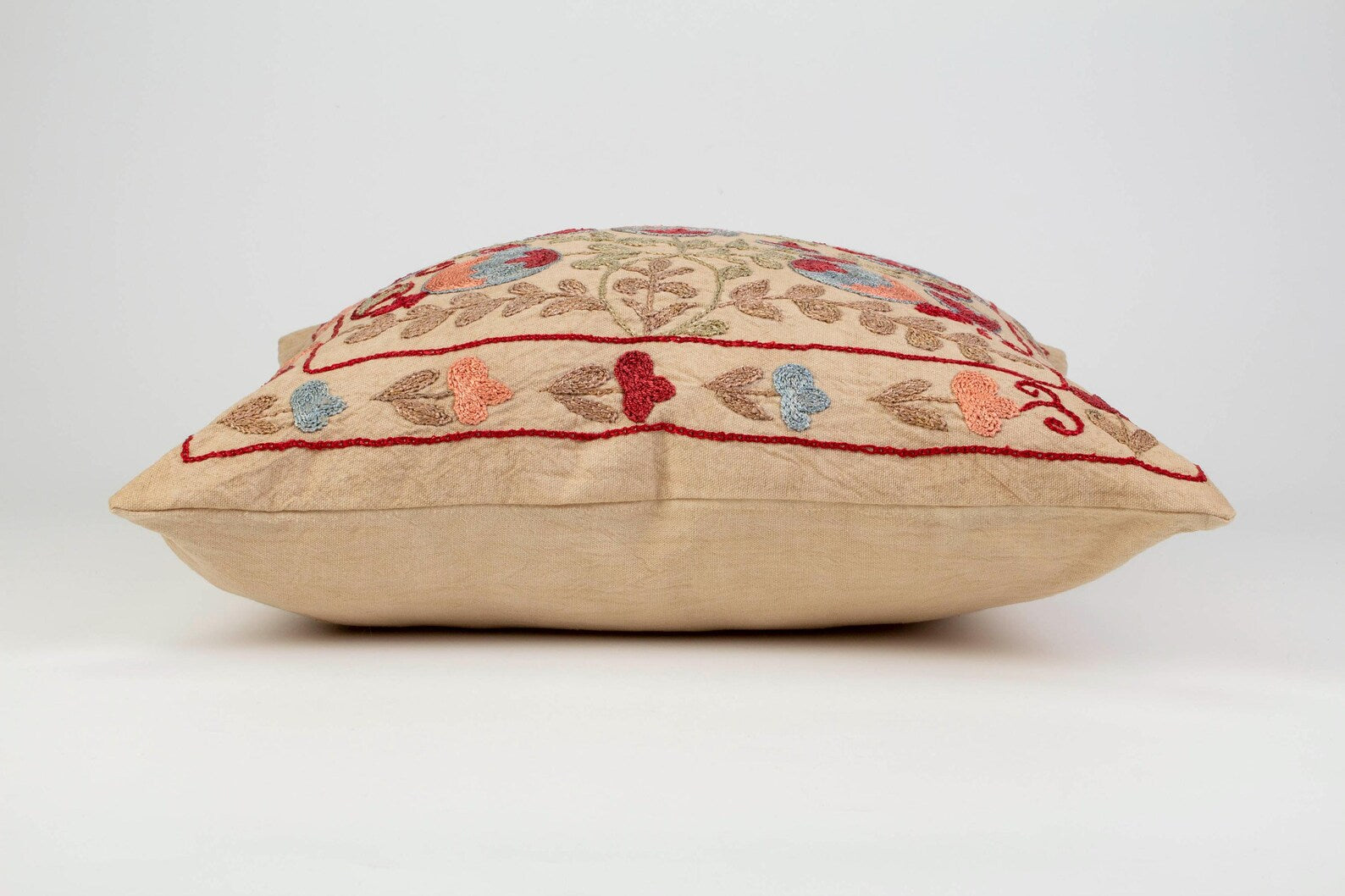 Håndbroderet Suzani pude no. 2