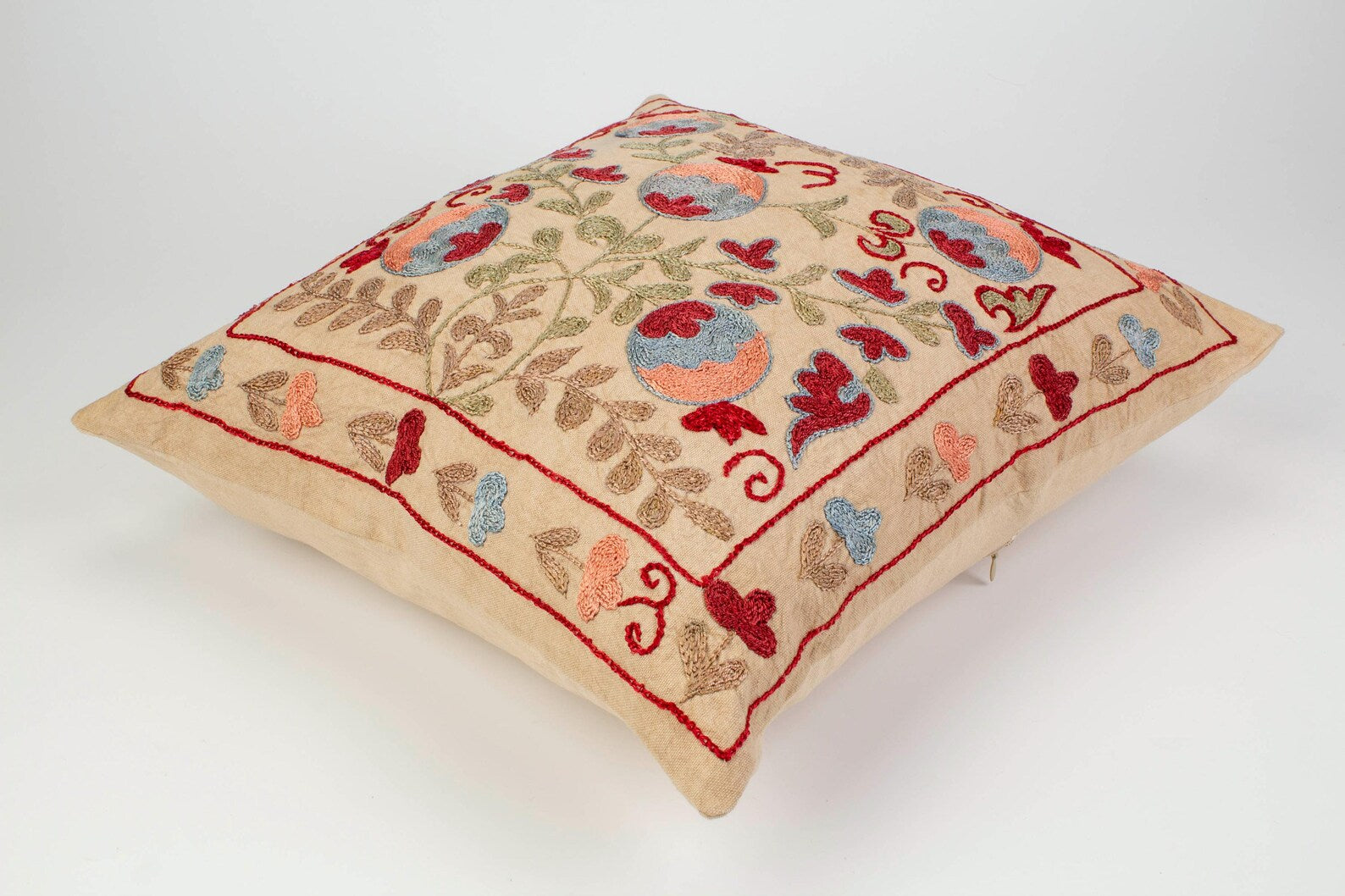 Håndbroderet Suzani pude no. 2