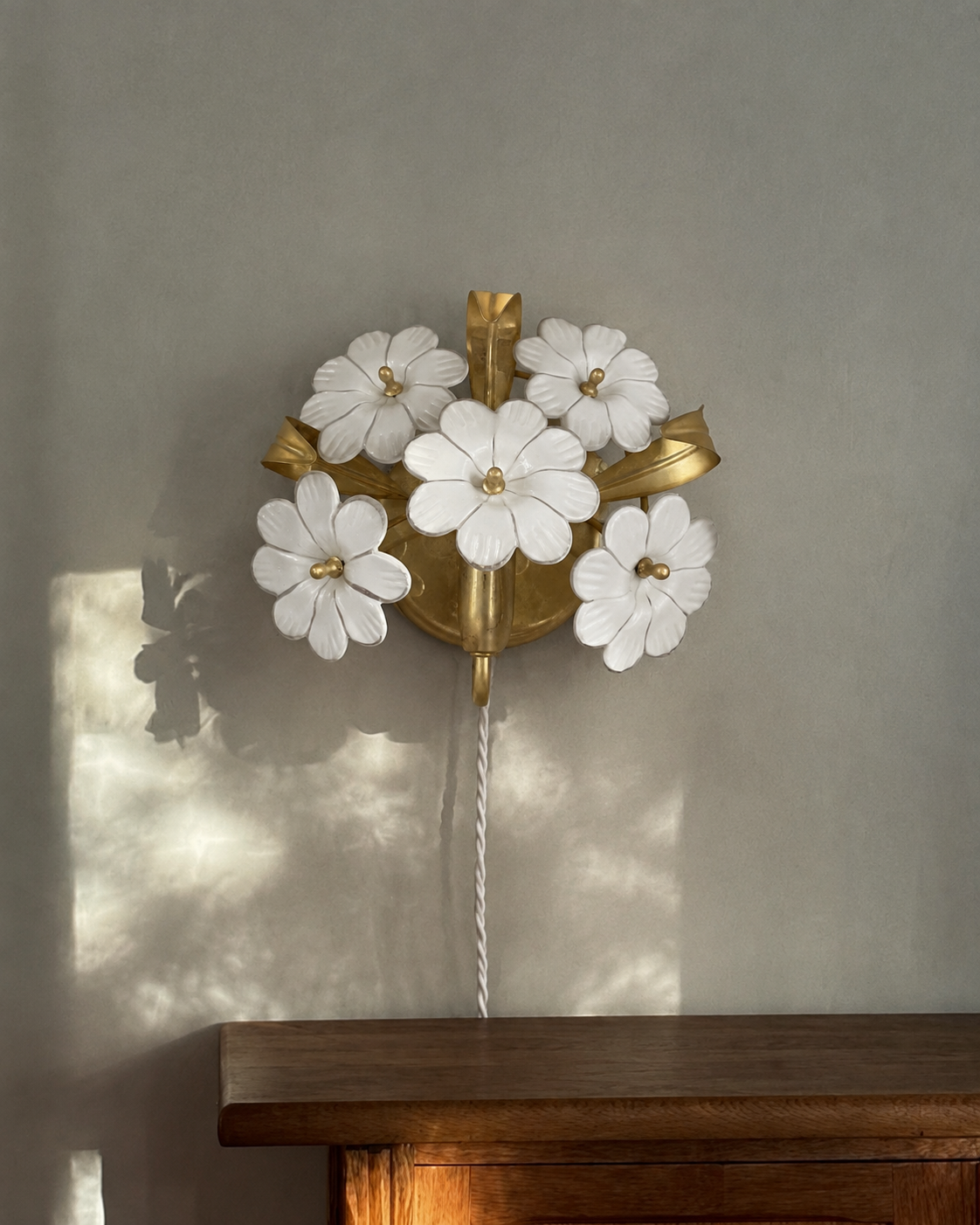 Vintage væglampe med smukke mundblæste glasblomster